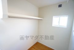 脱衣所にはハンガーパイプ付き収納を設置。