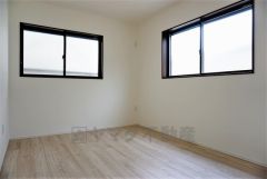 同仕様写真。2面採光を確保した明るい室内は、風通しも良く、大変居心地の良い空間となっております。爽やかな風を感じて起きる朝は、快適生活の始まりに。