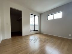 同仕様写真。寛ぎの時間を紡ぎだす主寝室は、大型ベッドを置いても余裕の広さを確保しています。