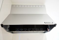 お手入れが簡単なスリム型レンジフードです。調理により発生する油煙や臭いを吸い込み、屋外へ排気してくれます。