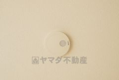 火災による煙や熱を感知して、警報音やブザー等で火災の発生を知らせてくれる火災警報器。