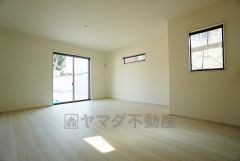 大きな窓のあるリビングは、陽光あふれる明るい空間です。居心地良く、ご家族皆がゆったり寛げる憩いの空間となりそうです。