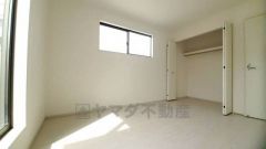 暖かい日差しが差し込む洋室。たっぷり収納できるクローゼット付きでお部屋の中をすっきりと快適に保てます。