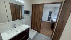 三面鏡つき洗面台。鏡裏にたっぷりとした収納スペースがあります。鏡を閉めてしまえば小物は見えないため、スッキリとした印象の洗面台にできます。