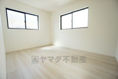 住む人のこだわりを活かす洋室。日当たりがよく、寝室としての利用もおすすめ。