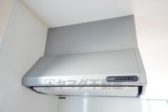 お手入れが簡単なスリム型レンジフードです。調理により発生する油煙や臭いを吸い込み、屋外へ排気してくれます。