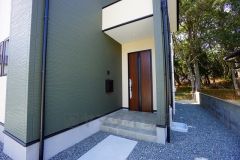 家の顔となる玄関扉がかっこいいと、たくさんの人を招き入れたくなりますね＾＾奥まって設置されており、雨にも濡れにくくなっています。