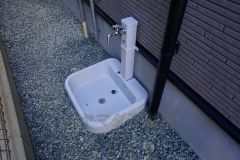 お車の洗車や外壁のお掃除をする際に便利な外水栓。