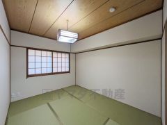 居心地も良い和室は、ワークスペースとしても有効。お仕事を頑張ってちょっと疲れたら、畳に寝転がることもできますね。