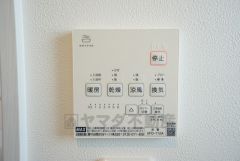 雨の日の洗濯も安心できる浴室暖房乾燥機付き浴室。リモコンで操作もボタン1つで簡単。