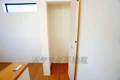 まとめ買いしてもこの収納量なら心配要らずのパントリー。調理家電や食品のストックをすっきりまとめられ、キッチン周りを広々使えます。