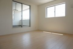 同仕様写真。主寝室としてお使いいただけそうなこちらのお部屋は、日当たりが良く、爽やかな風を感じて起きる朝は、快適生活の始まりに。