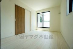 寛ぎの時間を紡ぎだす主寝室は、大型ベッドを置いても余裕の広さを確保しています。