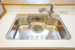 広々としたステンレスシンクには、洗剤やスポンジを収納出来るラック付き。広さも確保しているので、大きなお鍋も洗いやすいです。