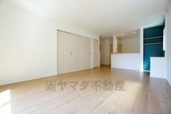 カウンターキッチンに加えて、リビング階段になっているので、お顔を合わす回数が増え、ぐっと家族の距離が縮まります。