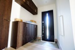 たっぷり収納できるシューズボックスです。家族全員の靴がきれいに整頓できます。棚の上にお花や写真を飾っても良いですね。