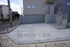 駐車スペースはゆとりある2台分を確保。マイカー用に、お客さま用に、余裕を持ってご利用いただけます。