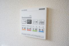 浴室暖房乾燥機付き。天候に左右されず、いつでも好きなときに洗濯物を干せるので、仕事や家事で忙しい方に重宝します。