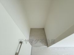 物が散らかりやすいリビングに収納スペースを確保。書類や雑貨をひとまとめにできまるため、お部屋をすっきりさせることが出来ます。