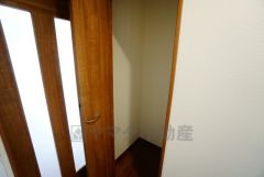 玄関ホールに収納スペースを確保。日用品や趣味の道具入れとして便利です。扉付きなので見た目もスッキリ＾＾