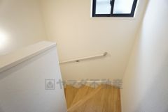 同仕様写真。小さなお子様やご高齢の方でも安心できる、手すり付き階段。段差も低めで設定されており、安全性にも優れています。