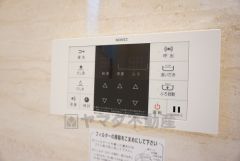 同仕様写真。湯量・湯温の設定、そして保温までワンタッチのフルオートバス。便利な追い炊き機能付きです。