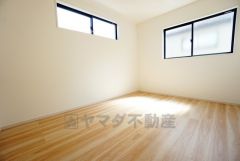 明るい洋室です。ナチュラル色のフローリングで開放的な優しい雰囲気になっています＾＾ベッドや机、ＴＶを置いてもゆとりのある広さです。