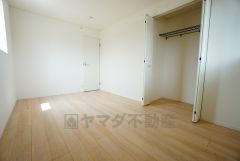 明るい洋室です。ナチュラル色のフローリングで開放的な優しい雰囲気になっています＾＾ベッドや机、ＴＶを置いてもゆとりのある広さです。