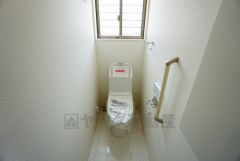 同仕様写真。温水洗浄機付トイレです。節水機能もあるので、安心して使えますね。もちろん、1階2階の2ヶ所にトイレがあるので、忙しい朝にもゆとりができますね。