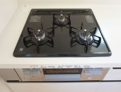 同仕様写真。複数の調理を一度に行うことができる3口コンロ。効率よくお料理が出来ます。毎日のお料理も楽しくなりますね＾＾