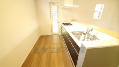 リビングやダイニングからキッチン周りが丸見えにならない対面式キッチン。テレビ鑑賞や家族との対話がしやすく、ご家族の温かい時間を演出します。