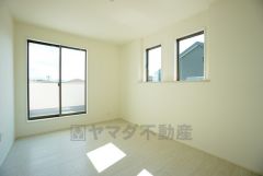 暖かい日差しが差し込む洋室。たっぷり収納できるクローゼット付きでお部屋の中をすっきりと快適に保てます。