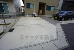 駐車スペースはゆとりある2台分を確保。マイカー用に、お客さま用に、余裕を持ってご利用いただけます。