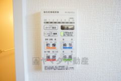 雨の日の洗濯も安心できる浴室暖房乾燥機付き浴室。リモコンで操作もボタン1つで簡単。