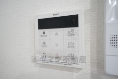 キッチン横からお湯張り、追い炊き、足し湯がボタン一つで楽々操作できる給湯機リモコンです。忙しい夕飯準備の時間帯に重宝しますね。