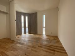 住む人のこだわりを活かす洋室。日当たりがよく、寝室としての利用もおすすめ。広めのクローゼットには荷物をすっきり片付けられ、ゆとりのある暮らしが出来ます＾＾