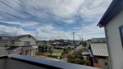 住宅地ですが隣家との高さを変えてバルコニーを設置しているので景色を楽しめるように