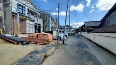 現地（2025年11月6日）撮影。住人以外の車の進入も少なく、小さなお子様を持つご家庭にも安心です。落ち着いた住宅地内で快適な生活を実現してみませんか。