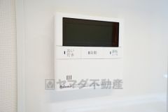 キッチン横からお湯張り、追い炊き、足し湯がボタン一つで楽々操作できる給湯機リモコンです。忙しい夕飯準備の時間帯に重宝しますね。防犯性、セキュリティ対策に安心できるテレビモニター付きインターフォンです。