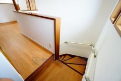 小さなお子様やご高齢の方でも安心できる、手すり付き階段。段差も低めで設定されており、安全性にも優れています。