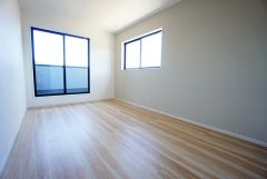 アクセントクロスがオシャレですね。インテリアでどんな部屋にするのか考えるのも楽しみです。大型ベッドを置いても余裕の広さを確保しています。