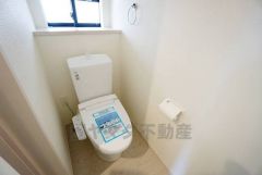 温水洗浄機付トイレです。節水機能もあるので、安心して使えますね。もちろん、1階2階の2ヶ所にトイレがあるので、忙しい朝にもゆとりができますね。