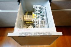 家事の時間が短縮できる食器洗い乾燥機付。冬場の洗い物で手荒れの悩みもなくなります。