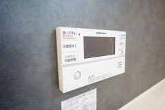 湯量・湯温の設定、そして保温までワンタッチのフルオートバス。便利な追い炊き機能付きです。