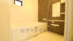 1日の疲れを癒すくつろぎのバスルーム。足を伸ばしてもゆったりと入れるサイズです。お子様と一緒にお風呂に入っても狭くないですね^^