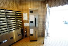 不在時でも荷物が受け取れる宅配ボックス完備。共働きの家庭や外出の多い方に便利。お子様の留守番中も安心ですね＾＾