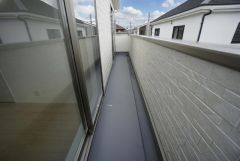 広々としたバルコニー。 天気のいい日にはお布団もまとめて干せそうですね＾＾ 陽当たり、風通し良好です＾＾