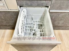 家事の時間が短縮できるフルオープンで開けやすい食器洗い乾燥機付。食事後に家族とのくつろぎタイムをしっかり取れます。