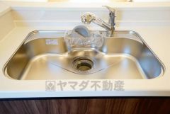 広々としたステンレスシンクには、洗剤やスポンジを収納出来るラック付き。広さも確保しているので、大きなお鍋も洗いやすいです。