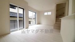 大きな窓のあるリビングは、陽光あふれる明るい空間です。居心地良く、ご家族皆がゆったり寛げる憩いの空間となりそうです。